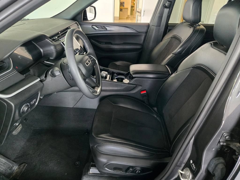 Used 2023 Jeep Grand Cherokee Altitude AWD/4WD image 22