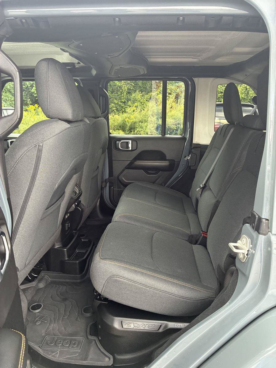 Used 2024 Jeep Wrangler Unlimited Sahara AWD/4WD image 16