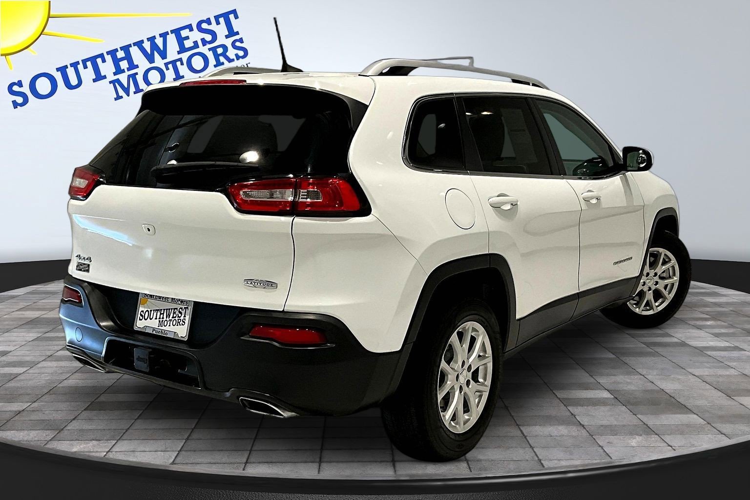Used 2017 Jeep Cherokee Latitude w/ Cold Weather Group AWD/4WD image 7