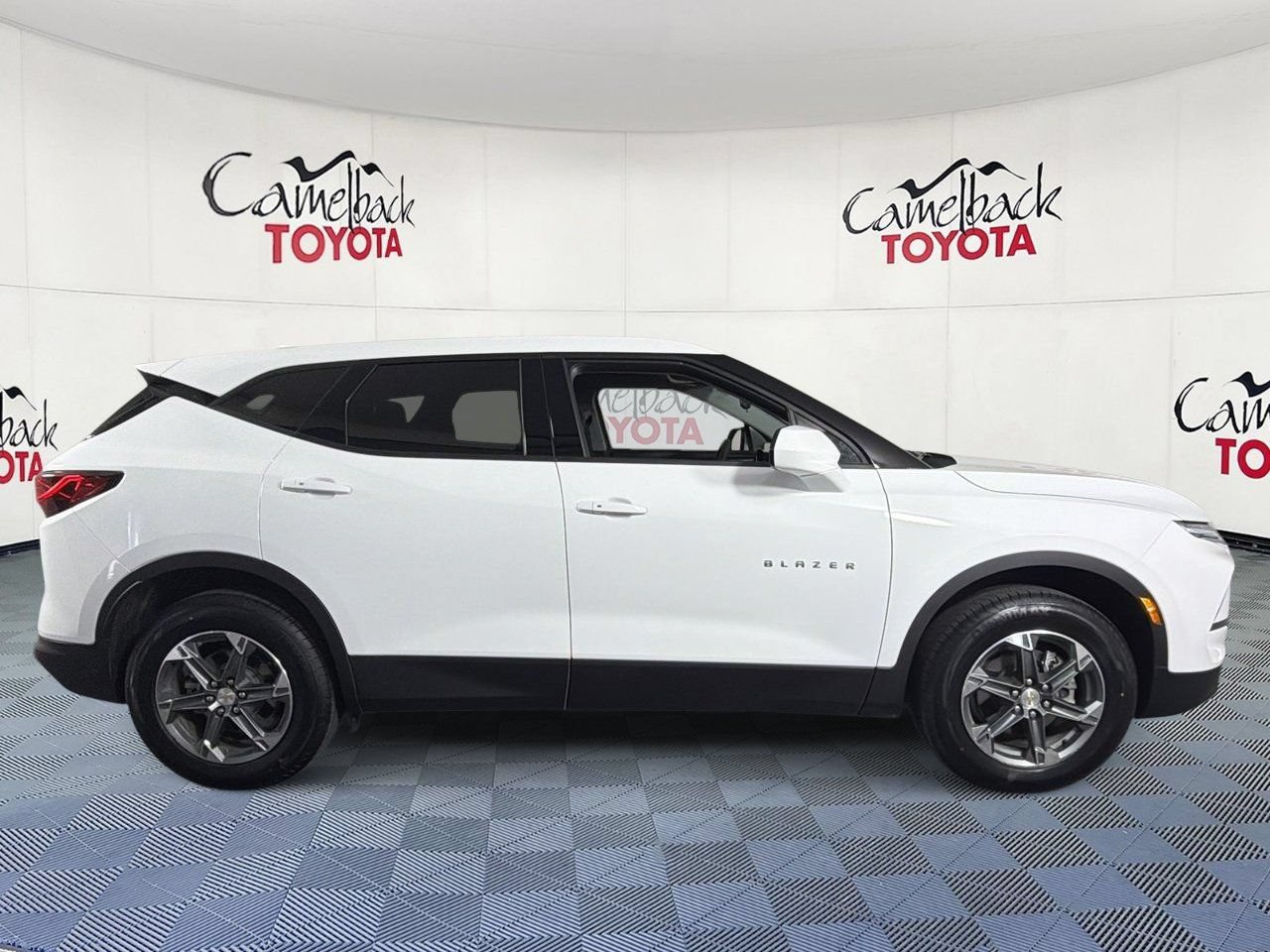 Used 2025 Chevrolet Blazer LT FWD image 9