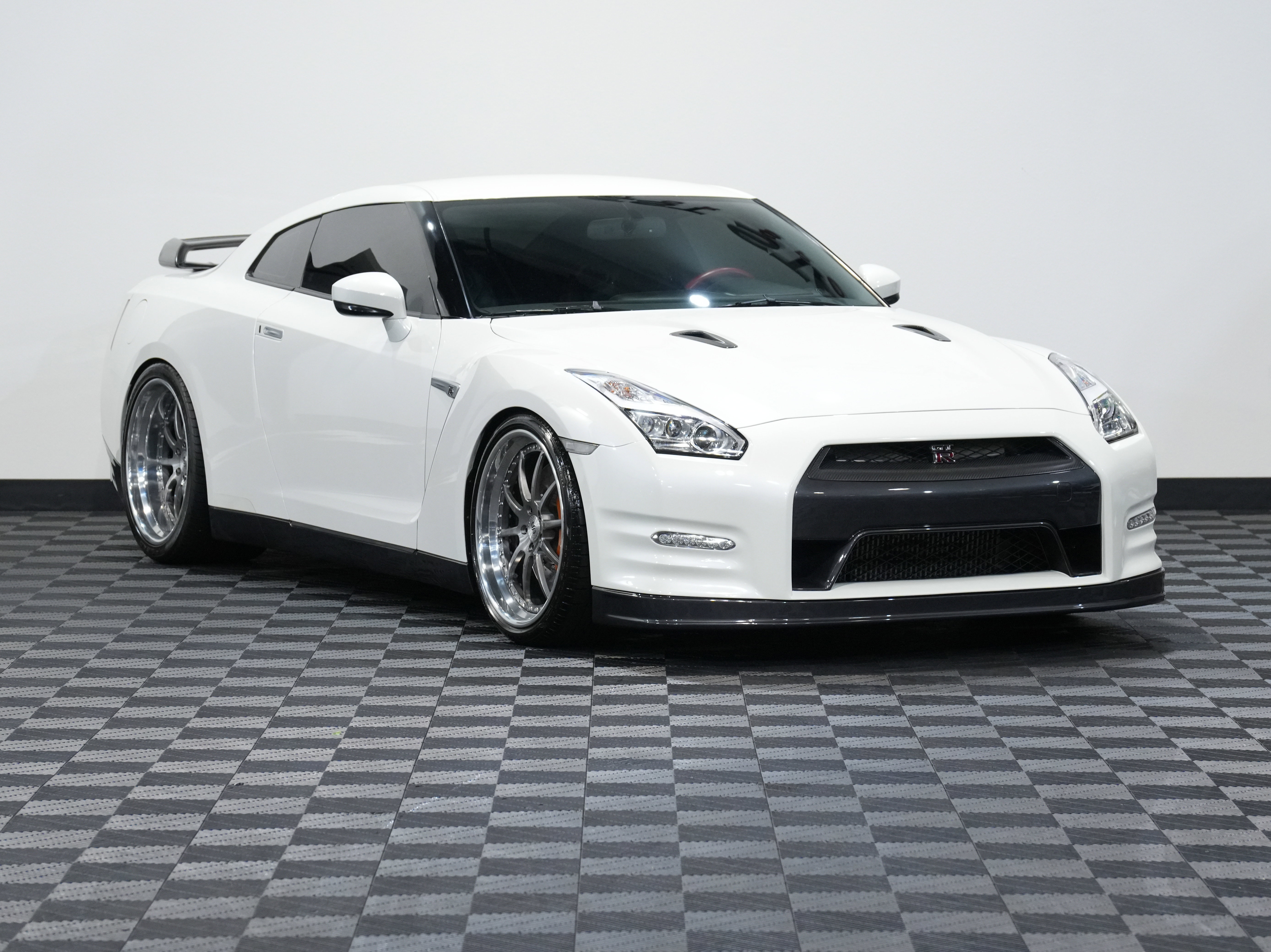 Used 2015 Nissan GT-R Black Edition image 5
