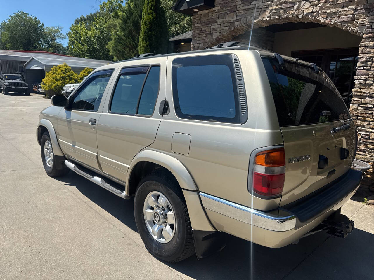 Used 1999 Nissan Pathfinder LE AWD/4WD image 4