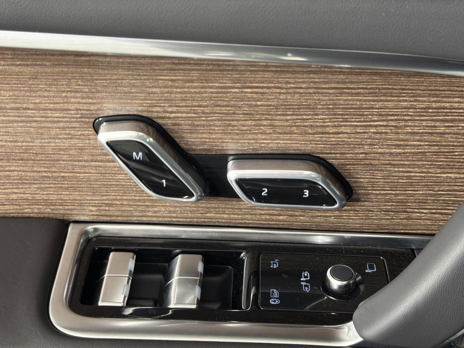 New 2026 Land Rover Range Rover Long Wheelbase SE image 24