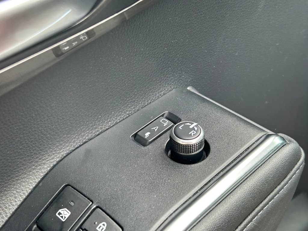 Used 2023 Toyota Highlander Platinum FWD image 27