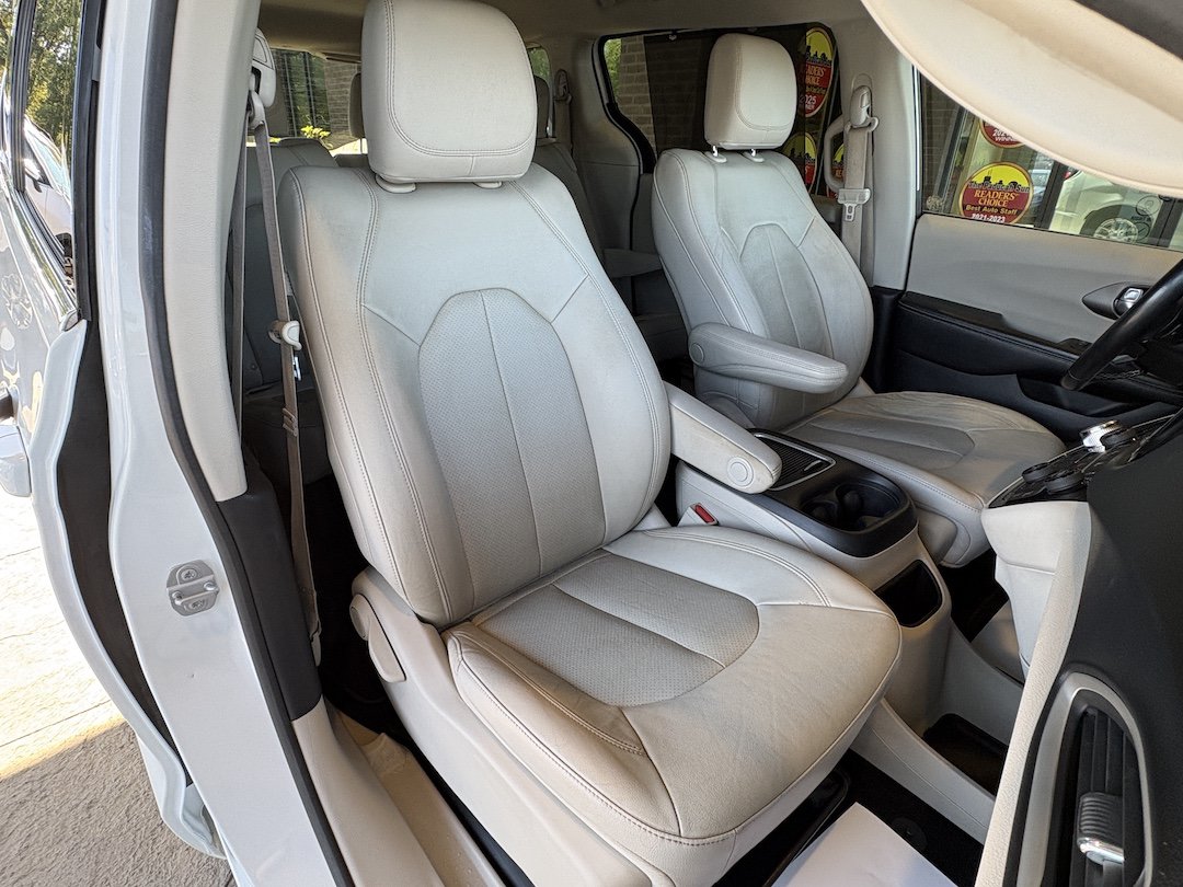 Used 2021 Chrysler Pacifica Touring-L FWD image 27