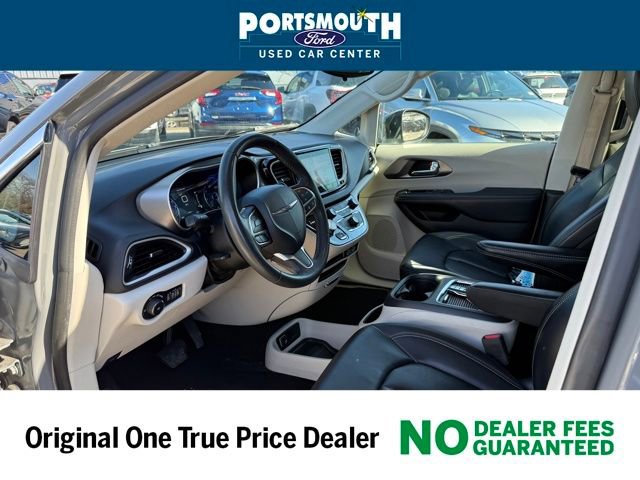 Used 2023 Chrysler Pacifica Touring-L image 4