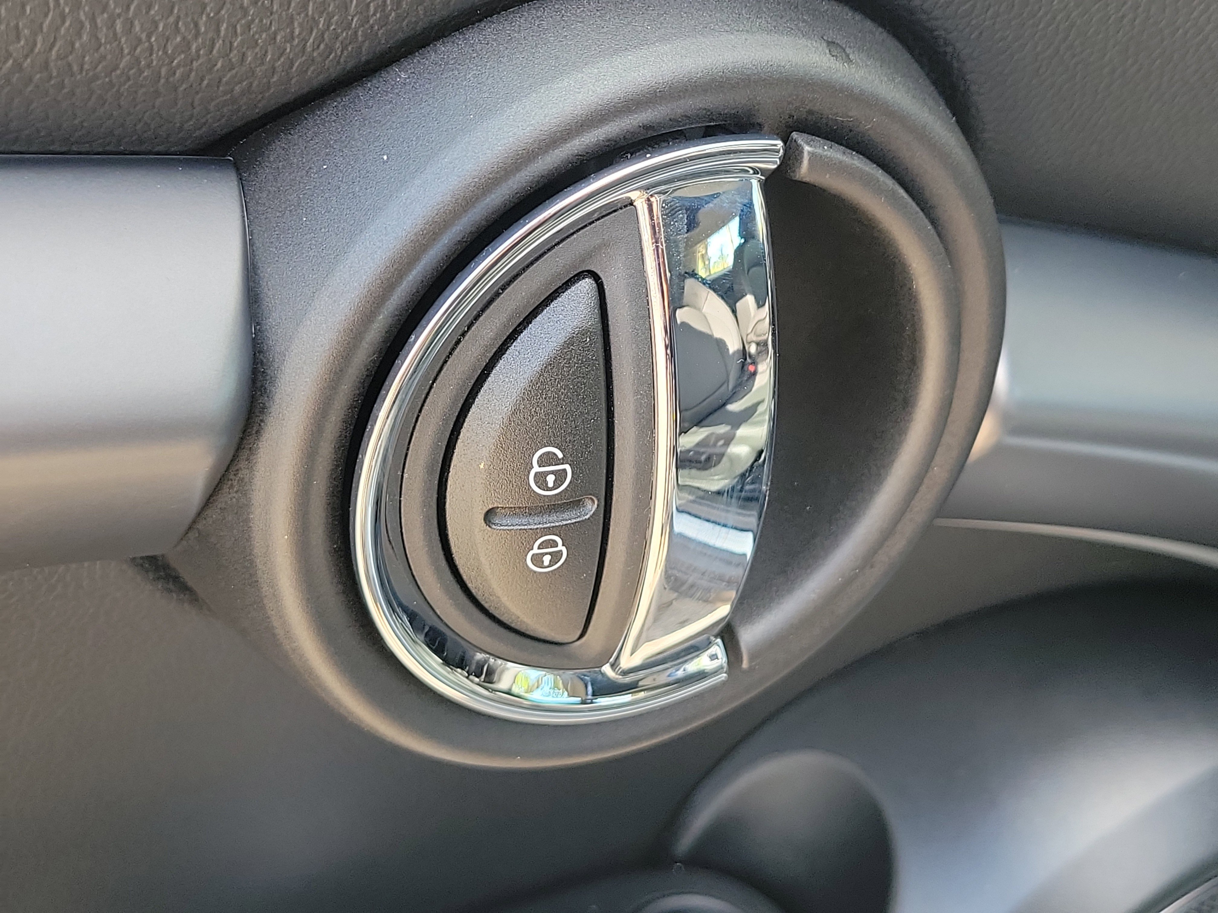 Used 2024 MINI Cooper 2-Door Hardtop image 11