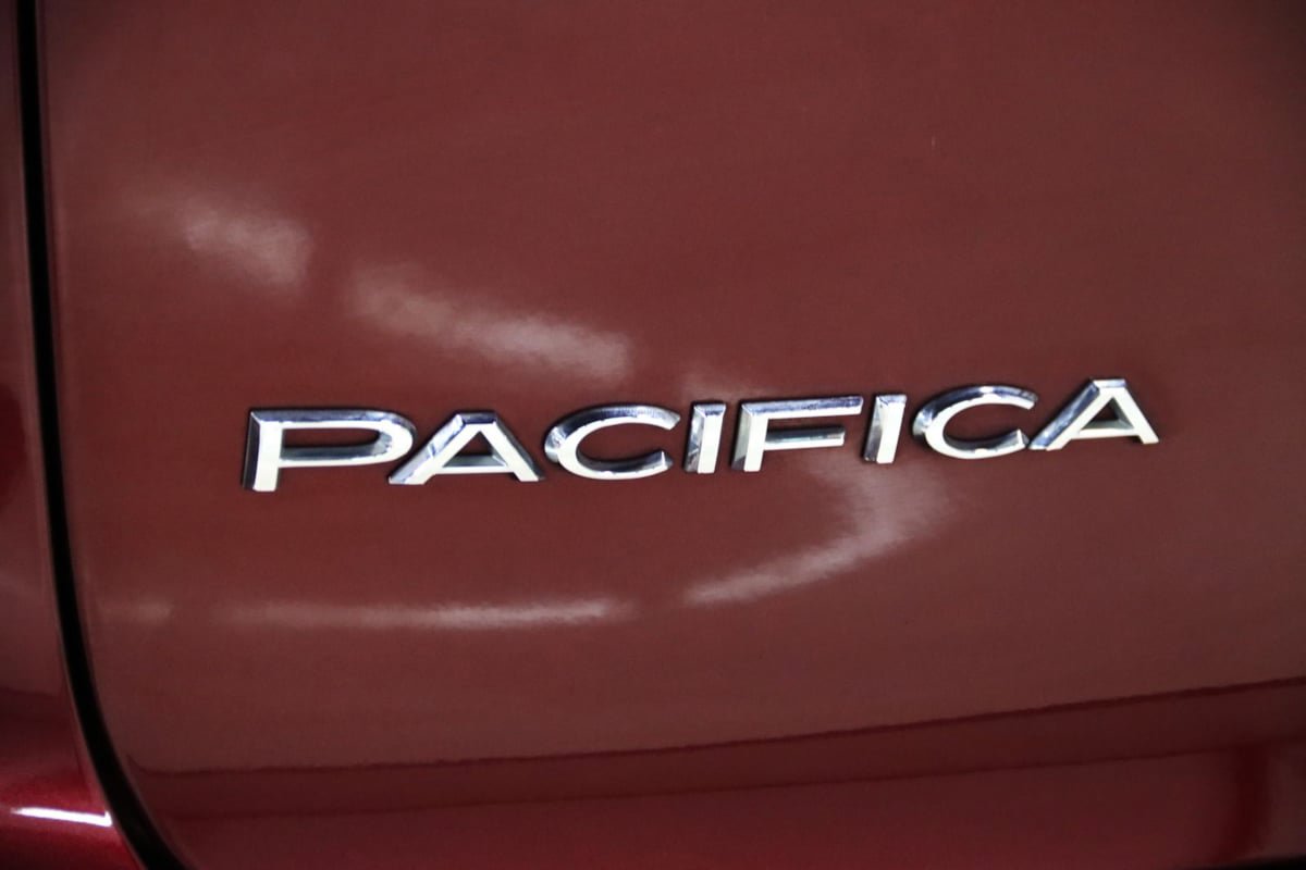 Used 2018 Chrysler Pacifica Limited FWD image 12