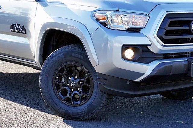 Used 2022 Toyota Tacoma SR5 RWD image 4