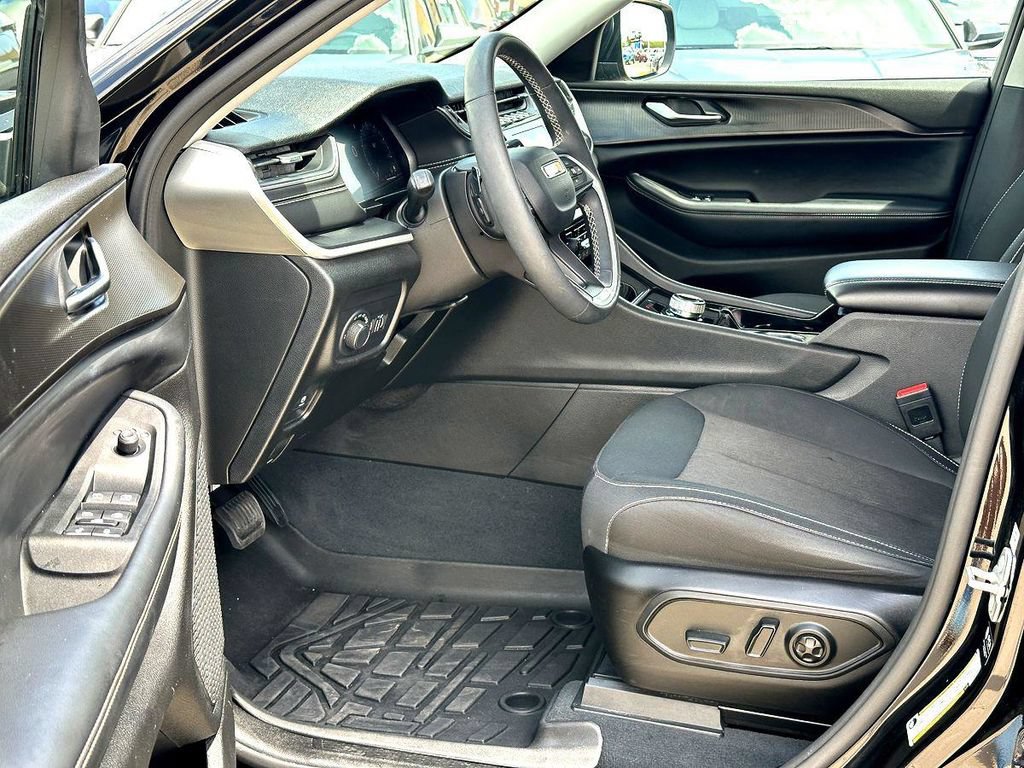 Used 2023 Jeep Grand Cherokee L Laredo w/ Luxury Tech Group I AWD/4WD image 12