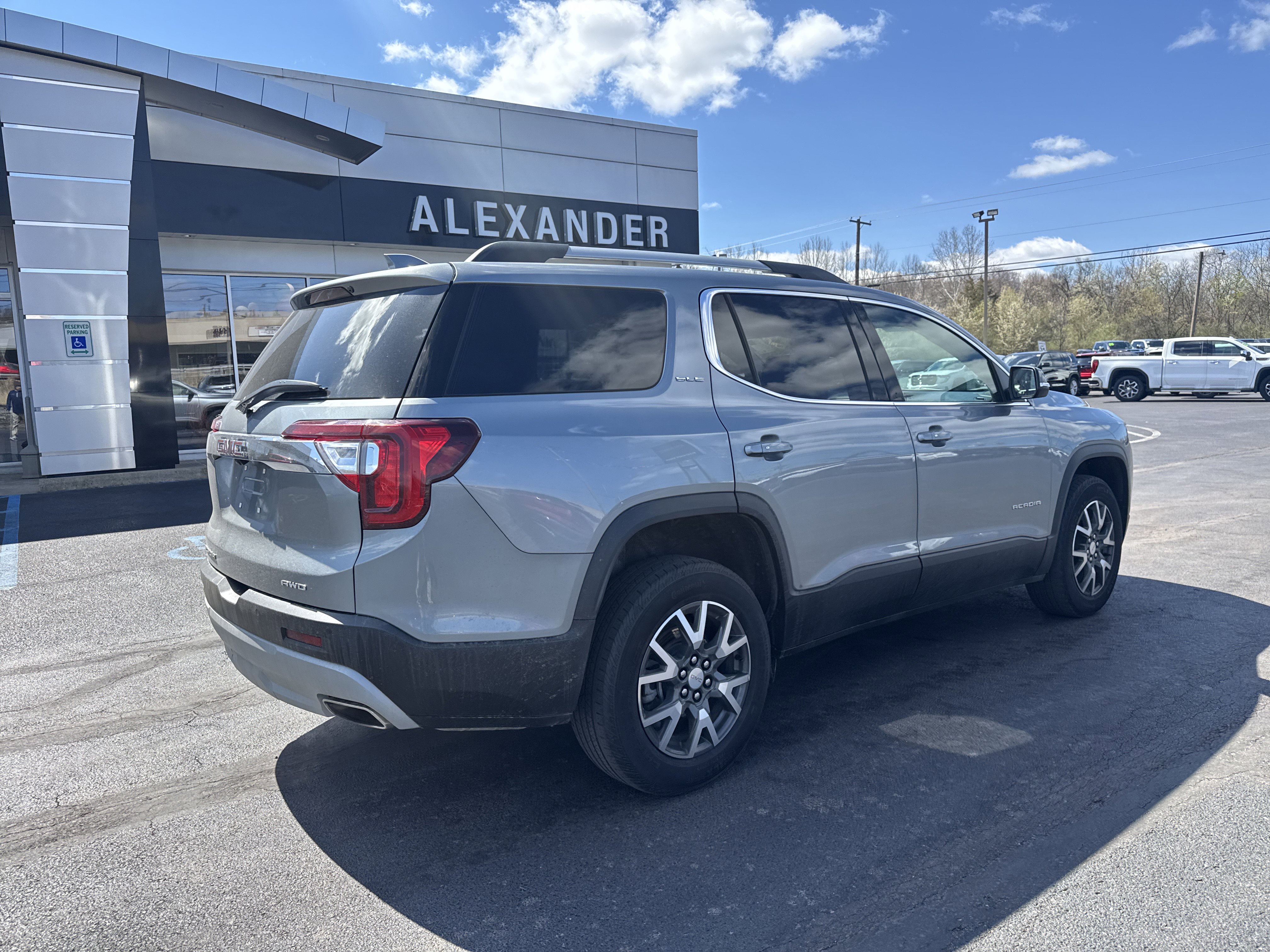 Used 2023 GMC Acadia SLE w/ Driver Convenience Package image 3