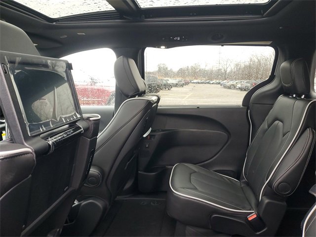 New 2026 Chrysler Pacifica Limited w/ Uconnect Theater Family Group image 10