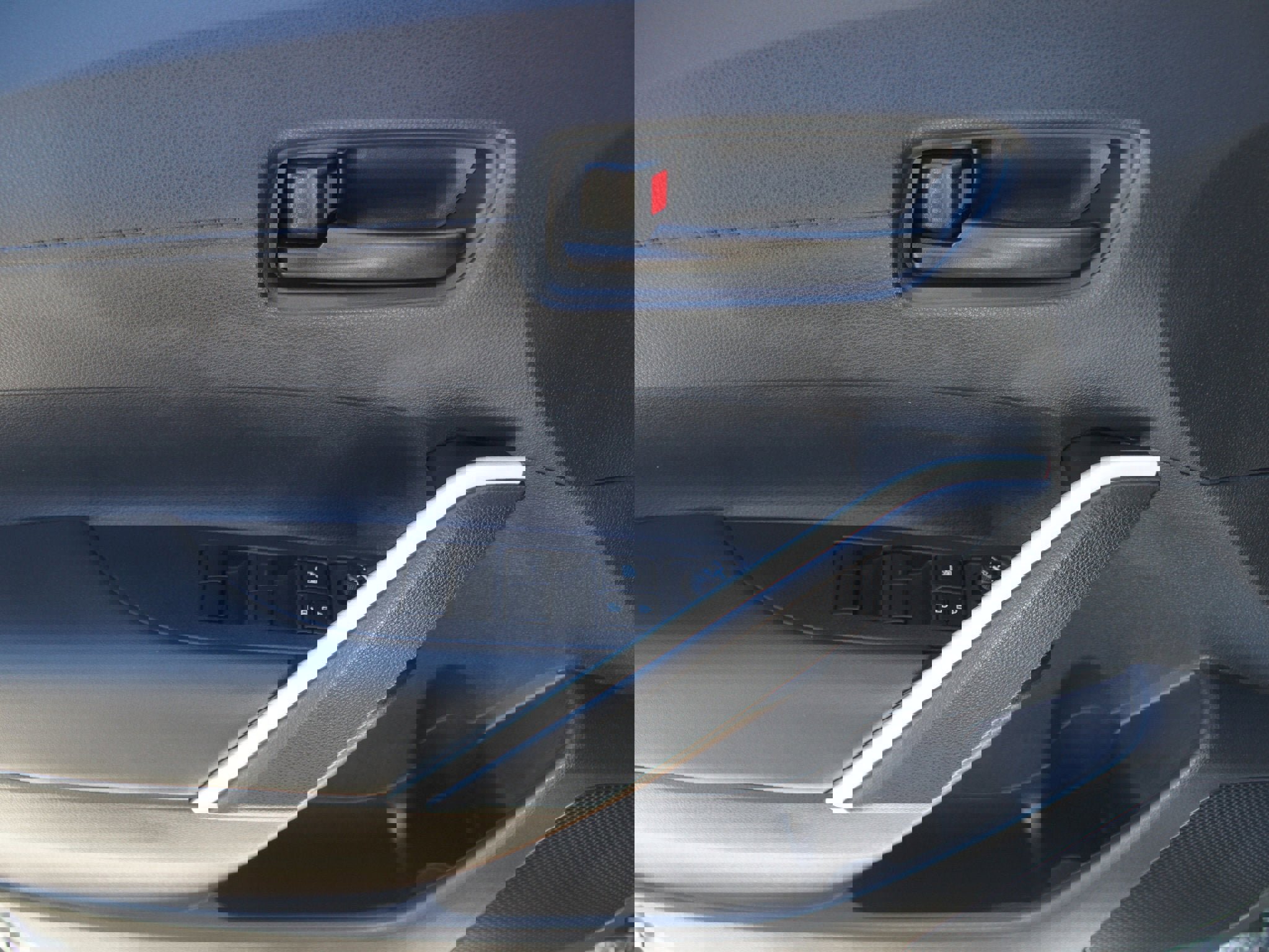 Used 2025 Toyota Corolla Cross LE image 28