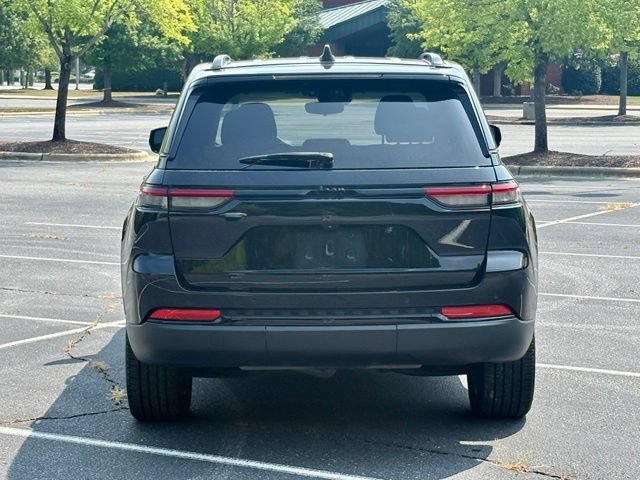 Used 2023 Jeep Grand Cherokee Altitude RWD image 6