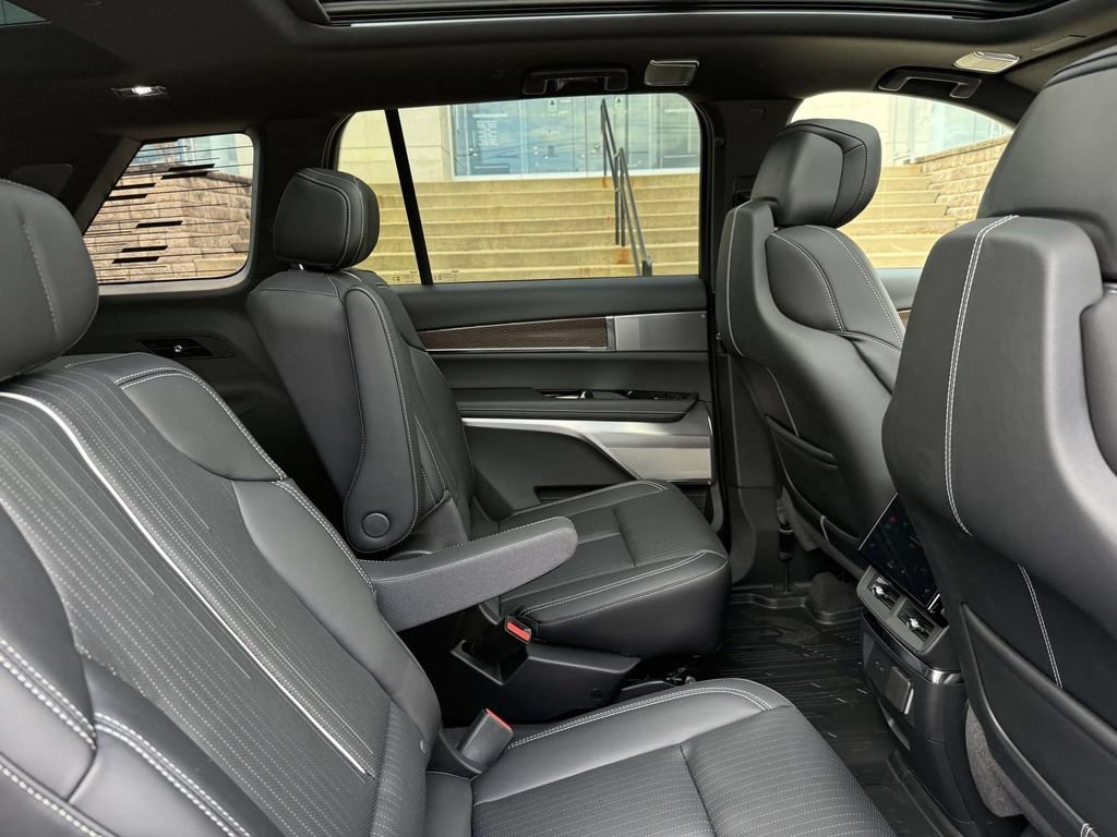 New 2026 Cadillac Vistiq Luxury w/ LPO, Floor Liner Package AWD/4WD image 15