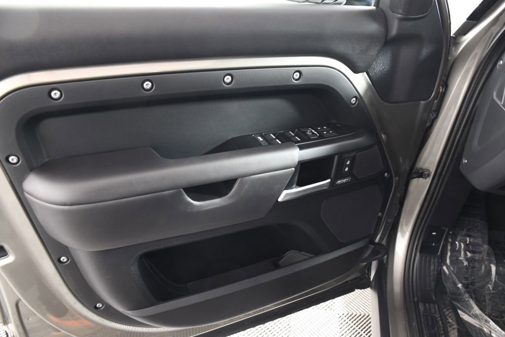 Used 2025 Land Rover Defender 130 X-Dynamic SE image 14