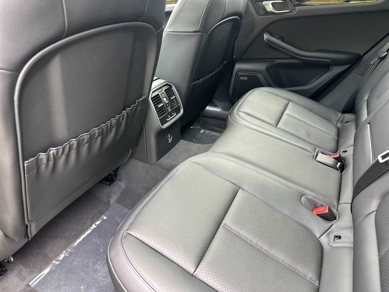 Certified 2025 Porsche Macan AWD/4WD image 13