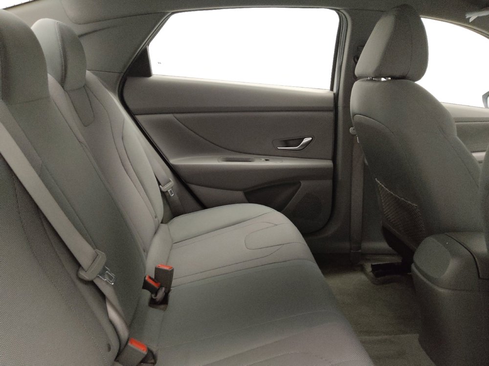 Used 2021 Hyundai Elantra SE image 19