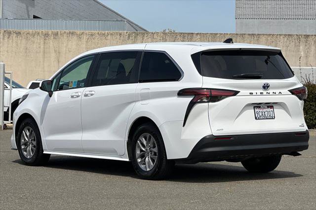Certified 2022 Toyota Sienna LE image 7