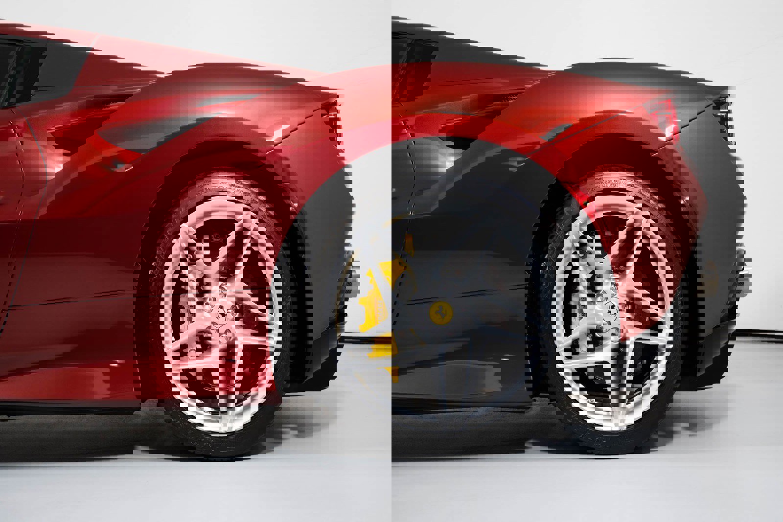 Used 2023 Ferrari F8 Spider image 14