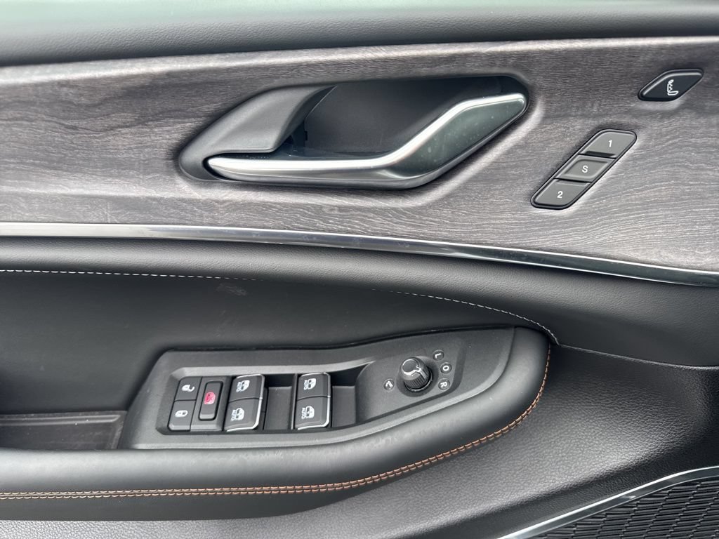 New 2025 Jeep Grand Cherokee L Overland w/ Luxury Tech Group IV AWD/4WD image 9