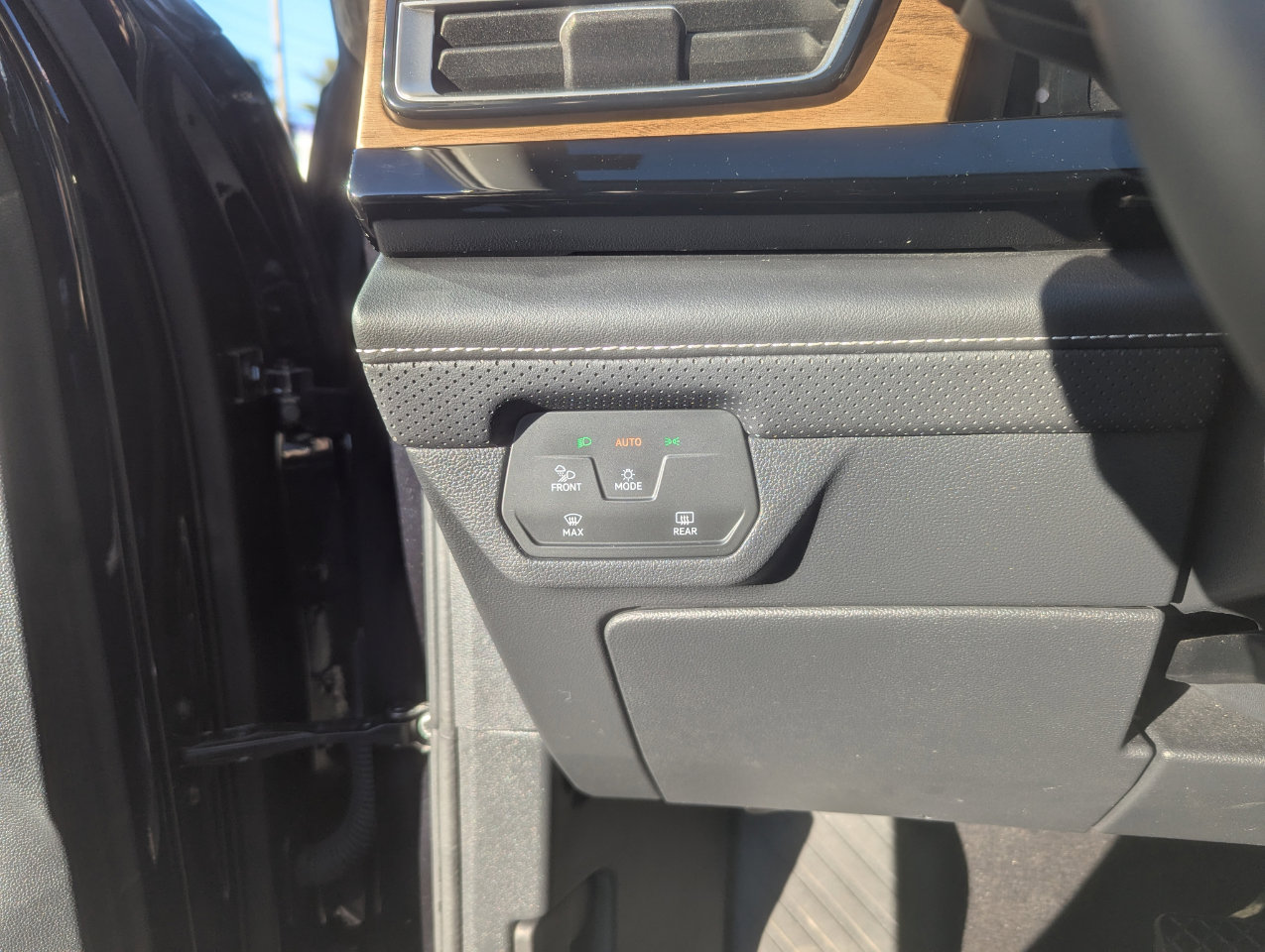 Used 2024 Volkswagen Atlas SE image 14