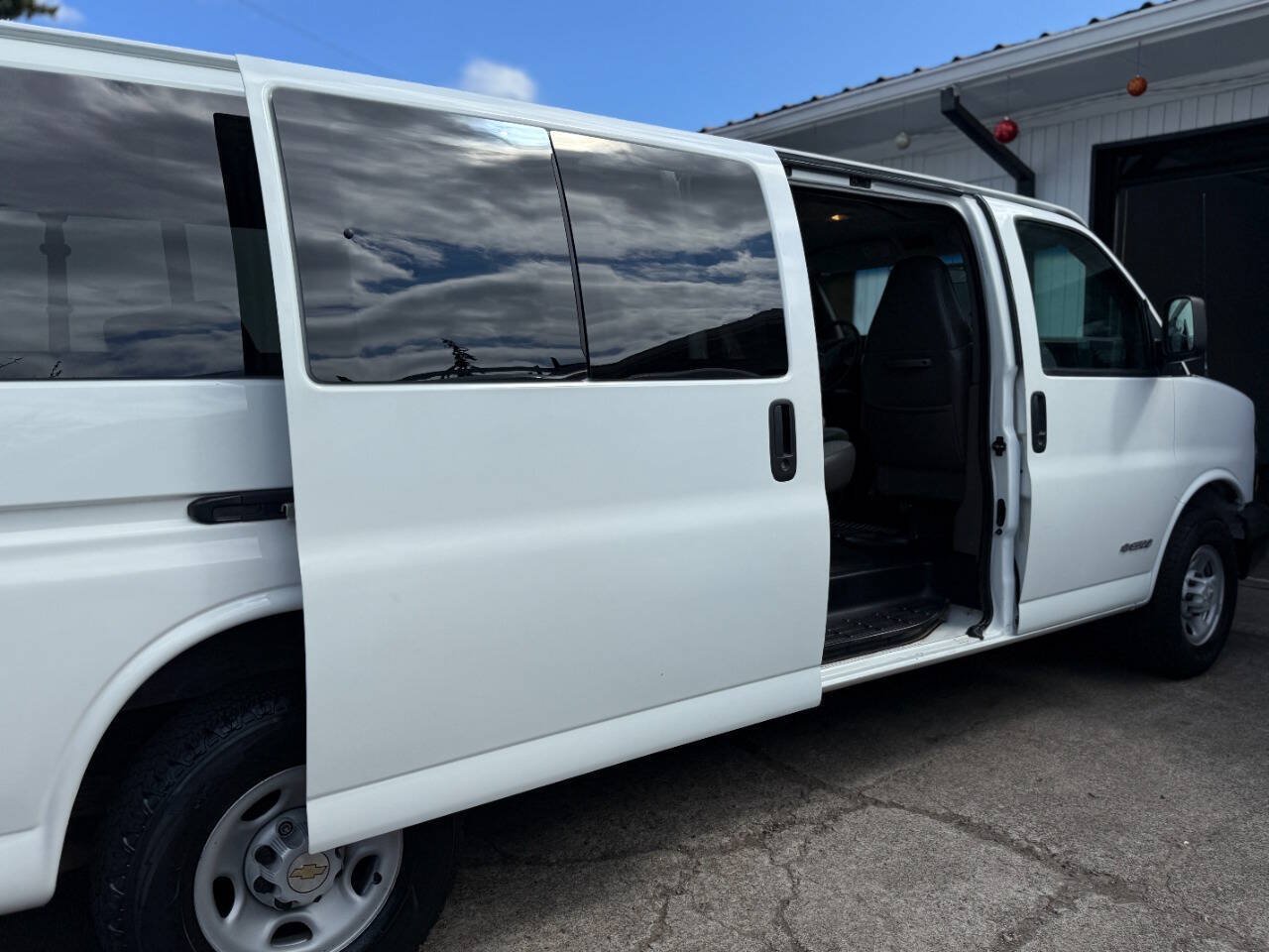 Used 2003 Chevrolet Express 3500 Extended Passenger RWD image 13