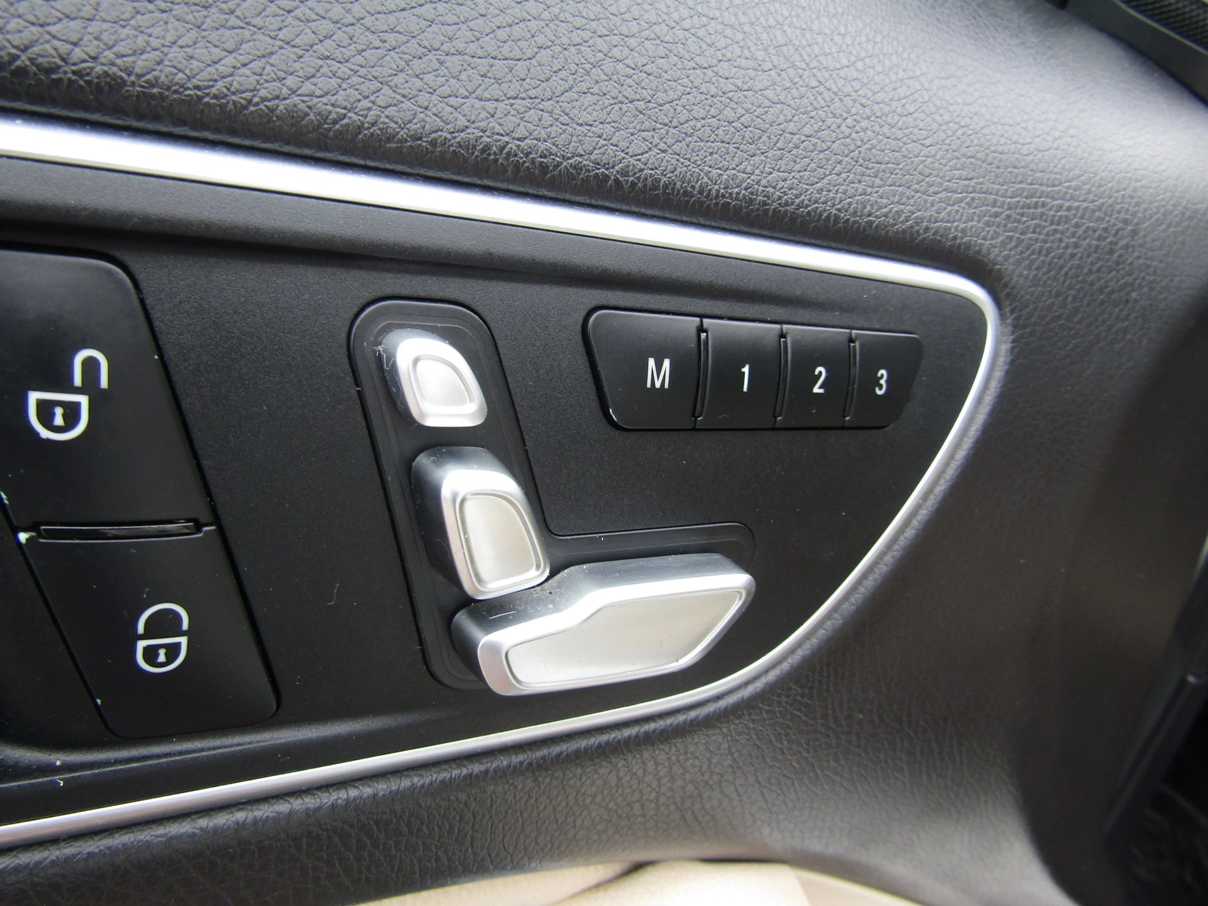 Used 2020 Mercedes-Benz GLA 250 4MATIC w/ Premium Package image 19