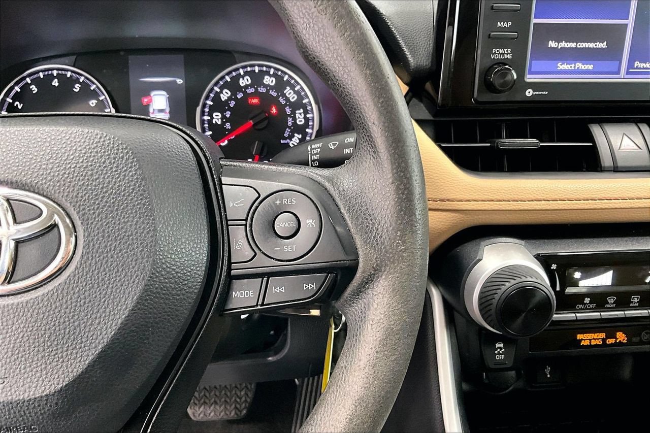 Used 2022 Toyota RAV4 LE FWD image 22