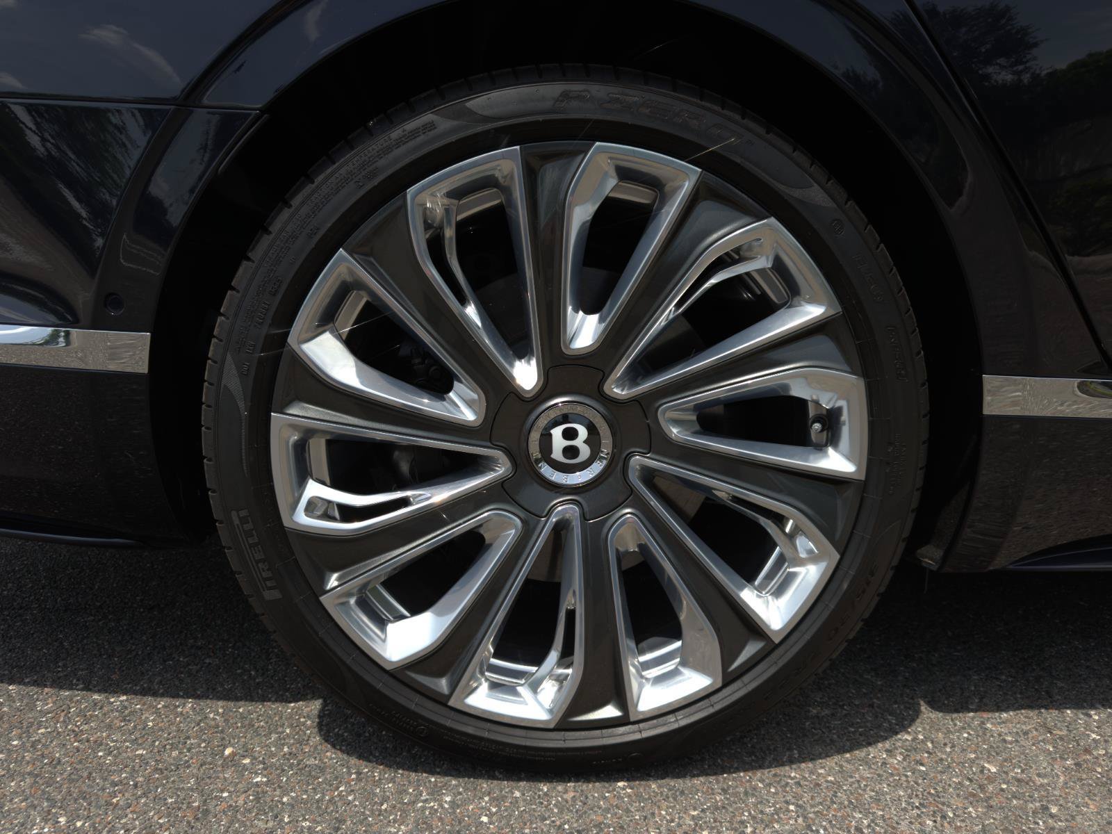 Used 2025 Bentley Flying Spur Plug-In Hybrid AWD/4WD image 14