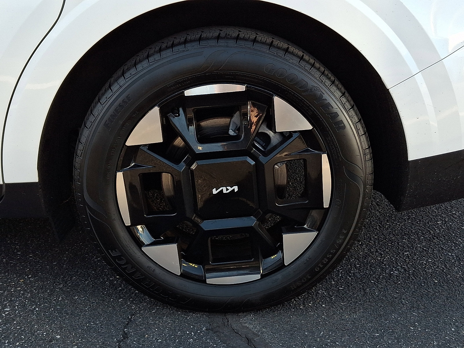 Certified 2025 Kia Carnival EX image 6