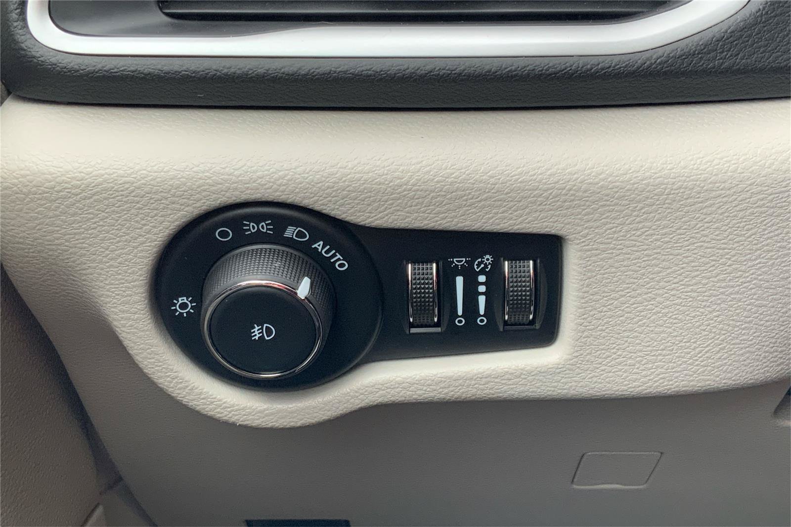 Used 2024 Chrysler Pacifica Touring-L FWD image 17