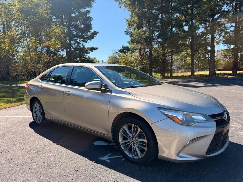 Used 2017 Toyota Camry SE w/ Moonroof Package FWD image 3