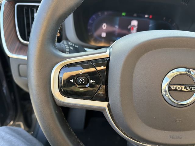 Used 2023 Volvo XC60 B5 Plus image 28