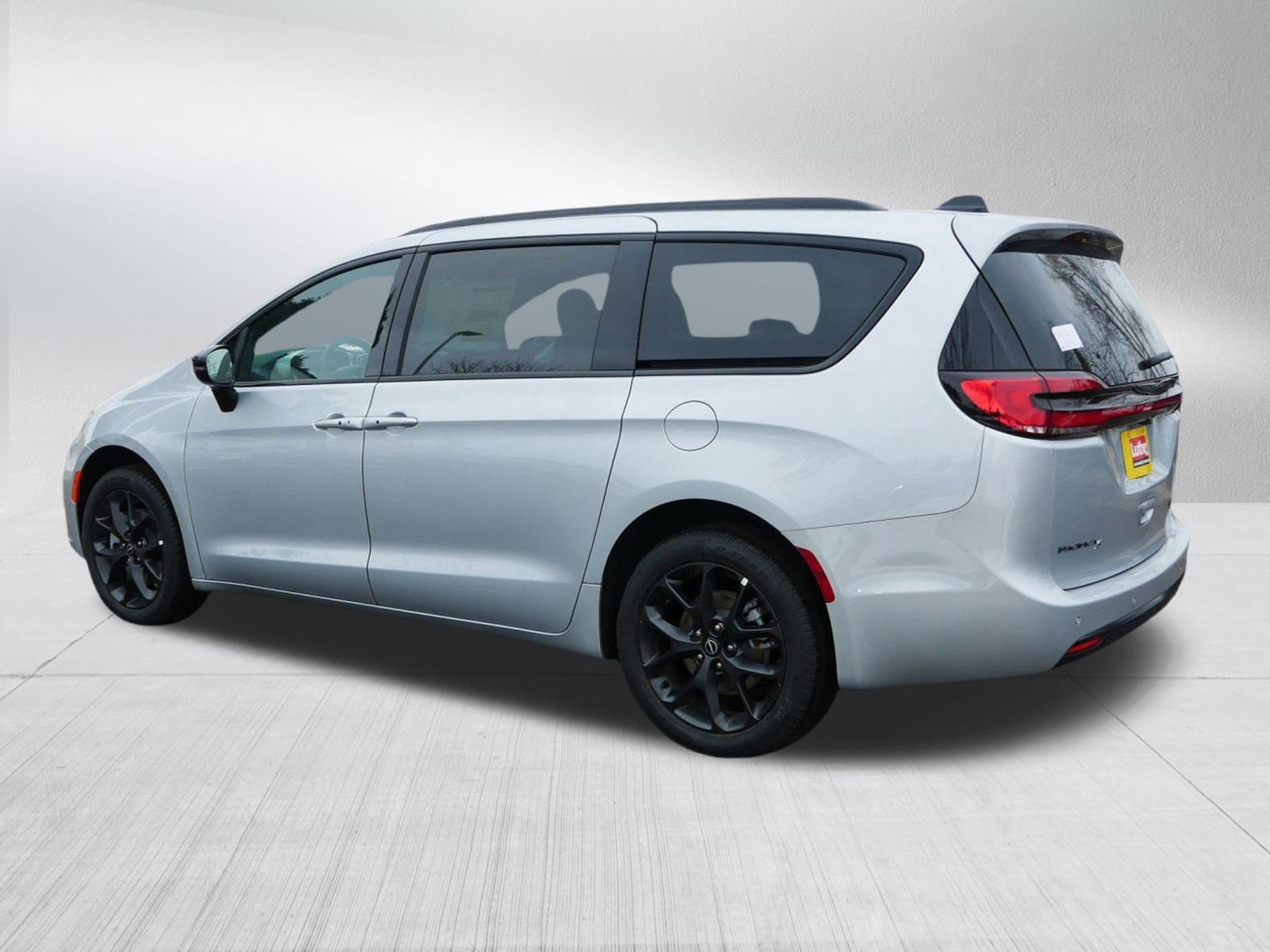 New 2026 Chrysler Pacifica Limited w/ S Appearance Package image 5