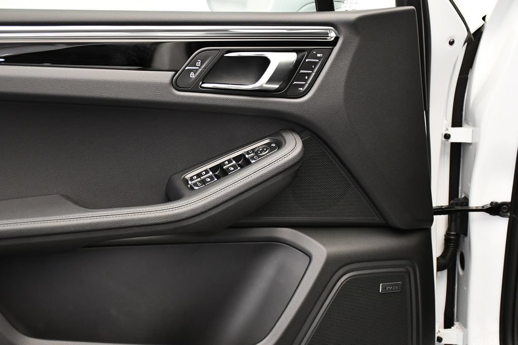 Certified 2026 Porsche Macan AWD/4WD image 35