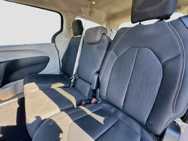 Used 2018 Chrysler Pacifica Touring Plus w/ Tire & Wheel Group FWD image 27