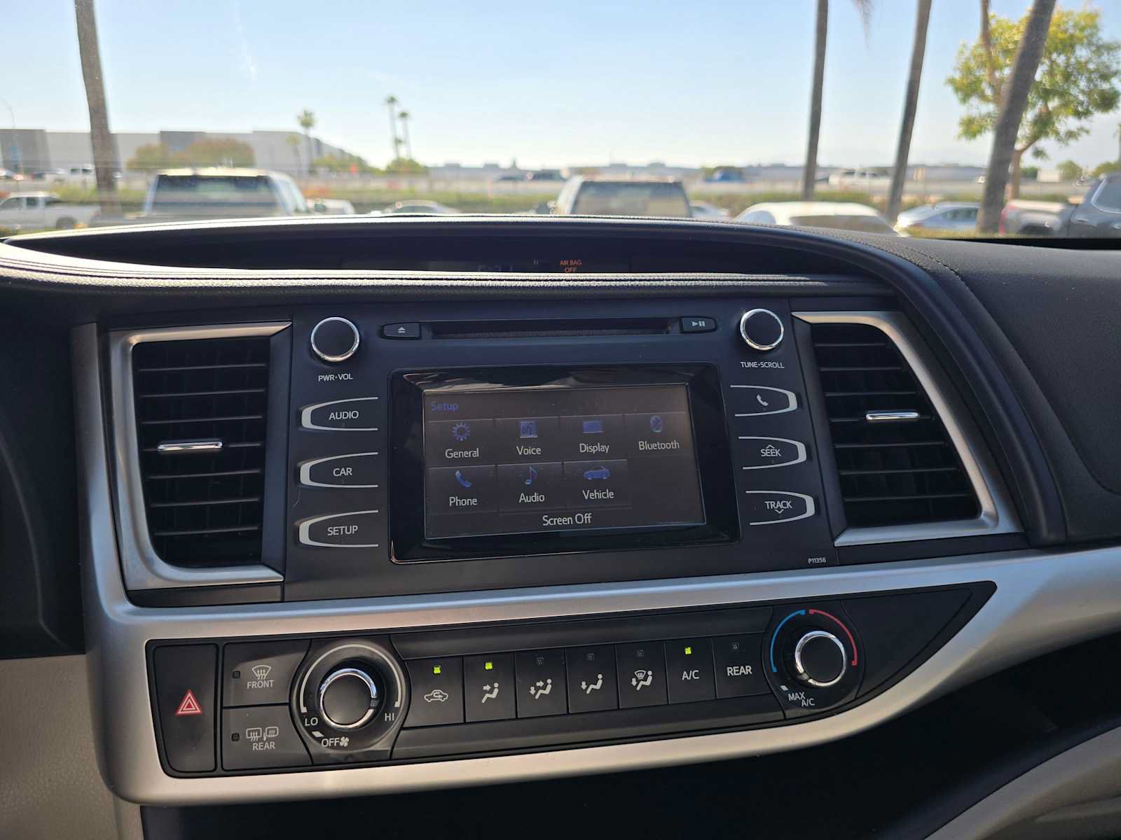 Used 2018 Toyota Highlander LE FWD image 27