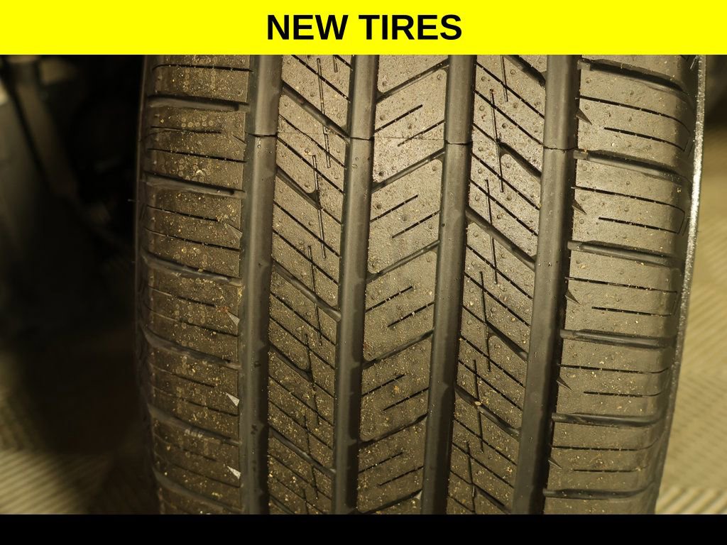 Used 2025 GMC Acadia Elevation image 6