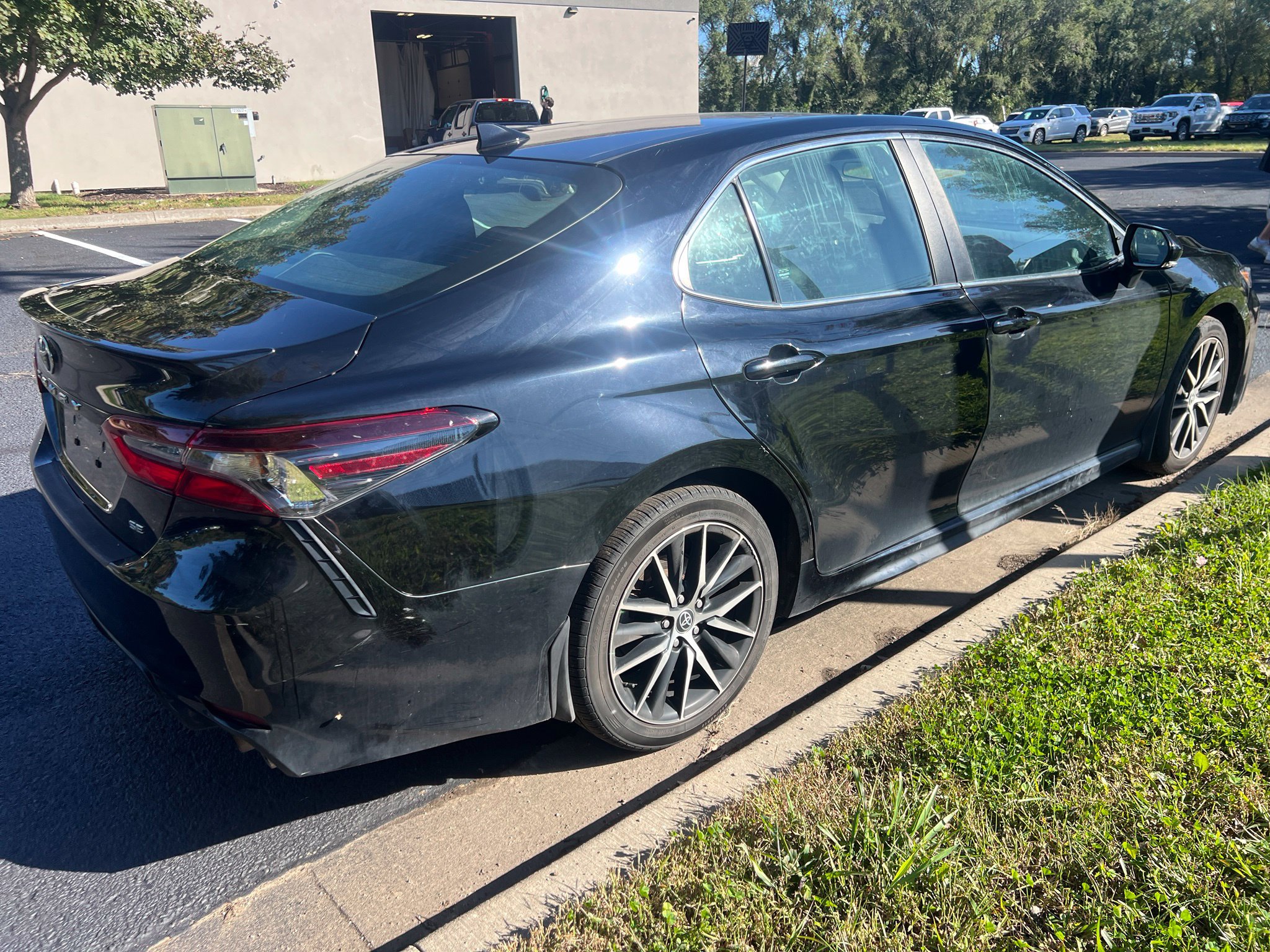 Used 2022 Toyota Camry SE FWD image 5
