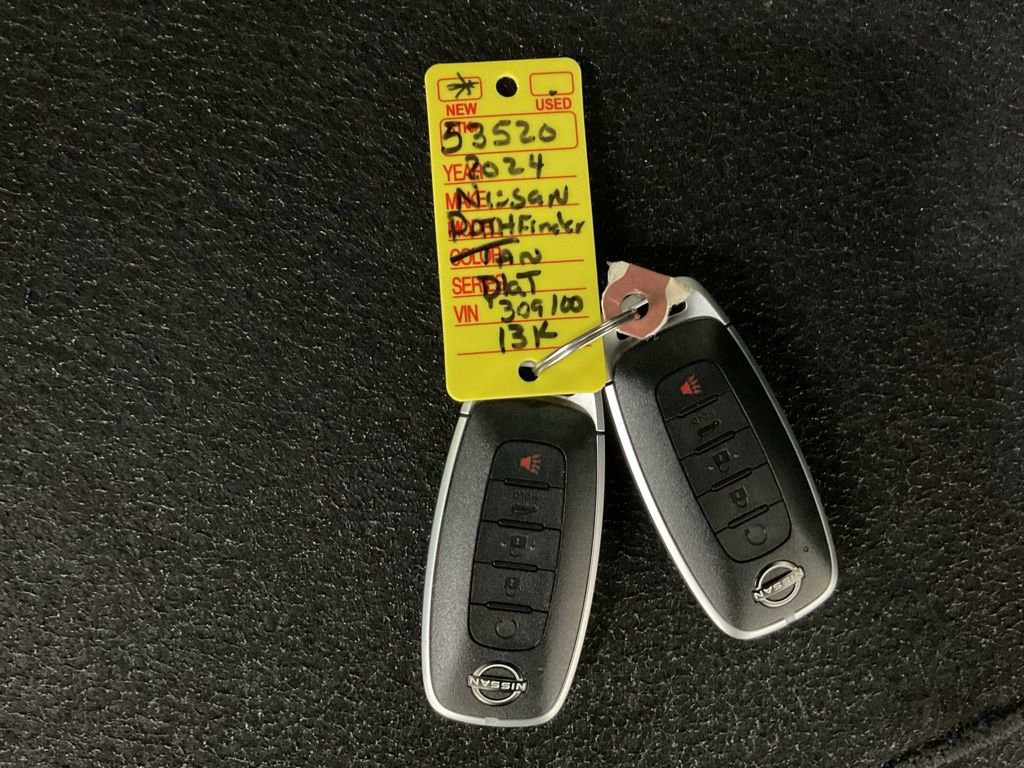 Used 2024 Nissan Pathfinder Platinum w/ Cargo Package image 23