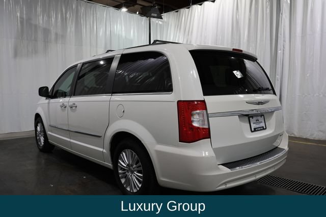 Used 2012 Chrysler Town & Country Limited w/ Luxury Group FWD image 5