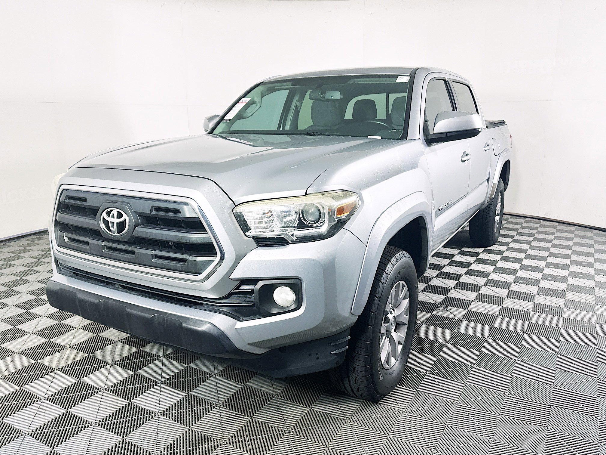 Used 2017 Toyota Tacoma SR5 w/ Tow Package RWD image 7