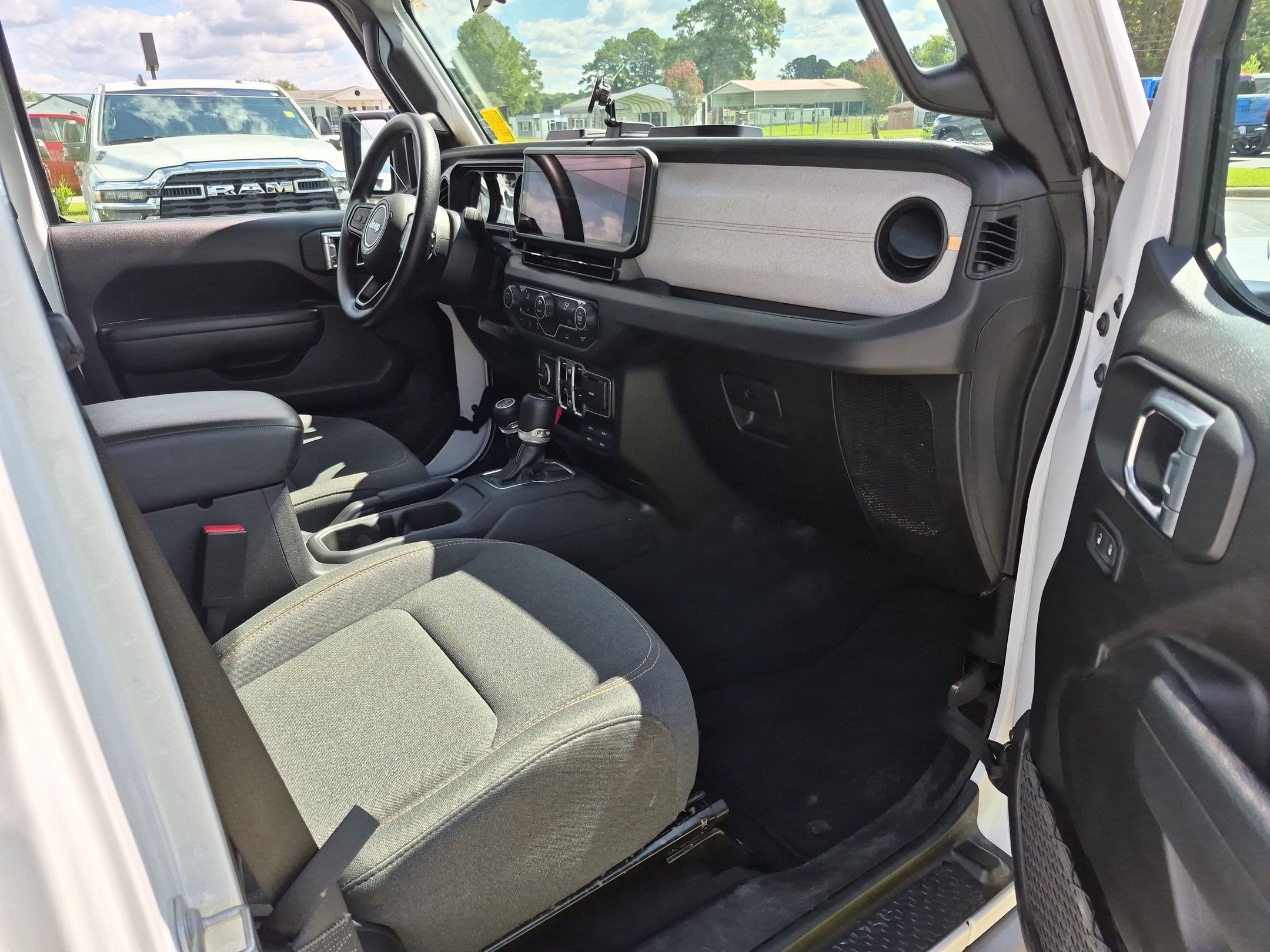Used 2025 Jeep Gladiator Sport AWD/4WD image 23