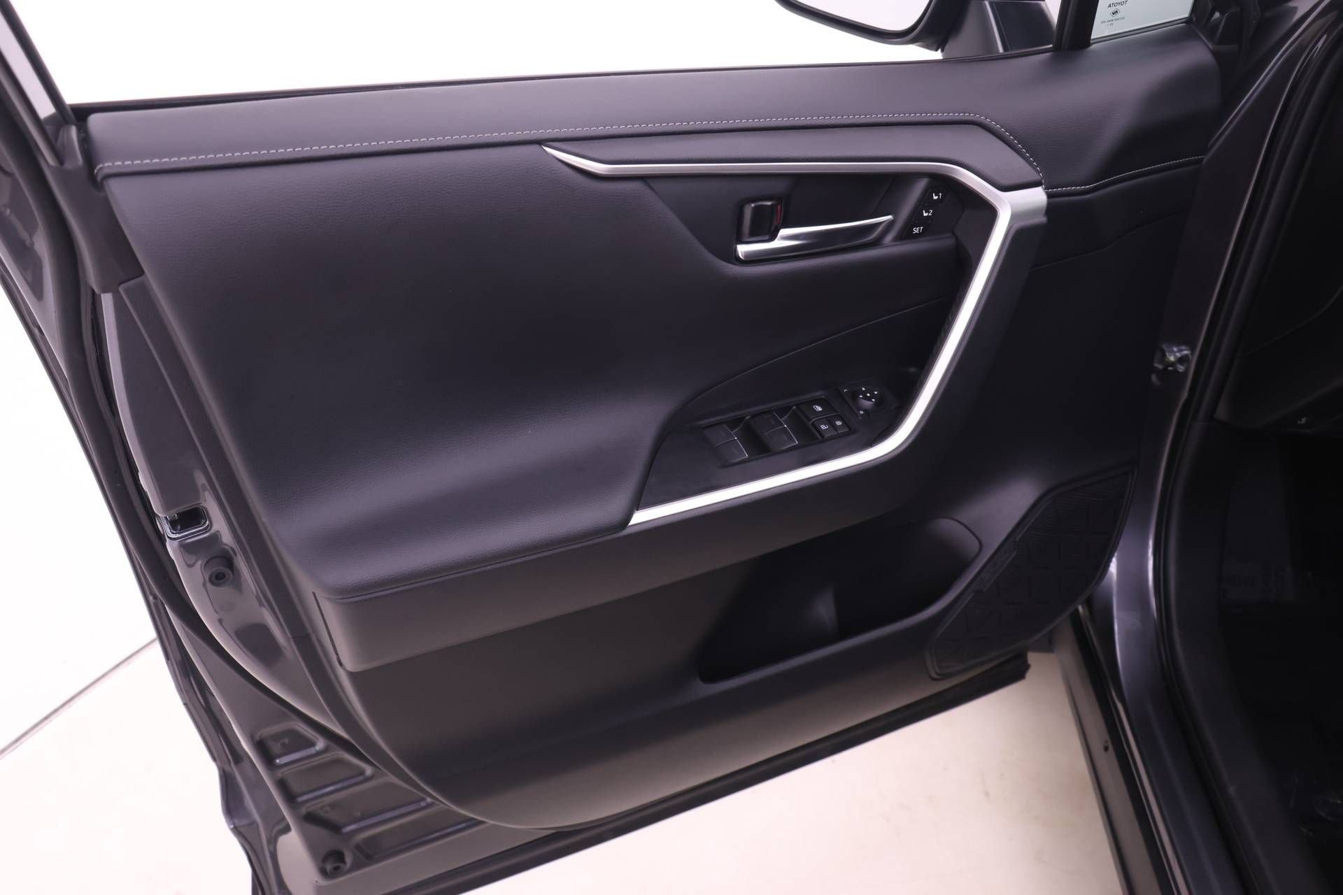 Used 2024 Toyota RAV4 Limited w/ Advanced Technology Package image 9