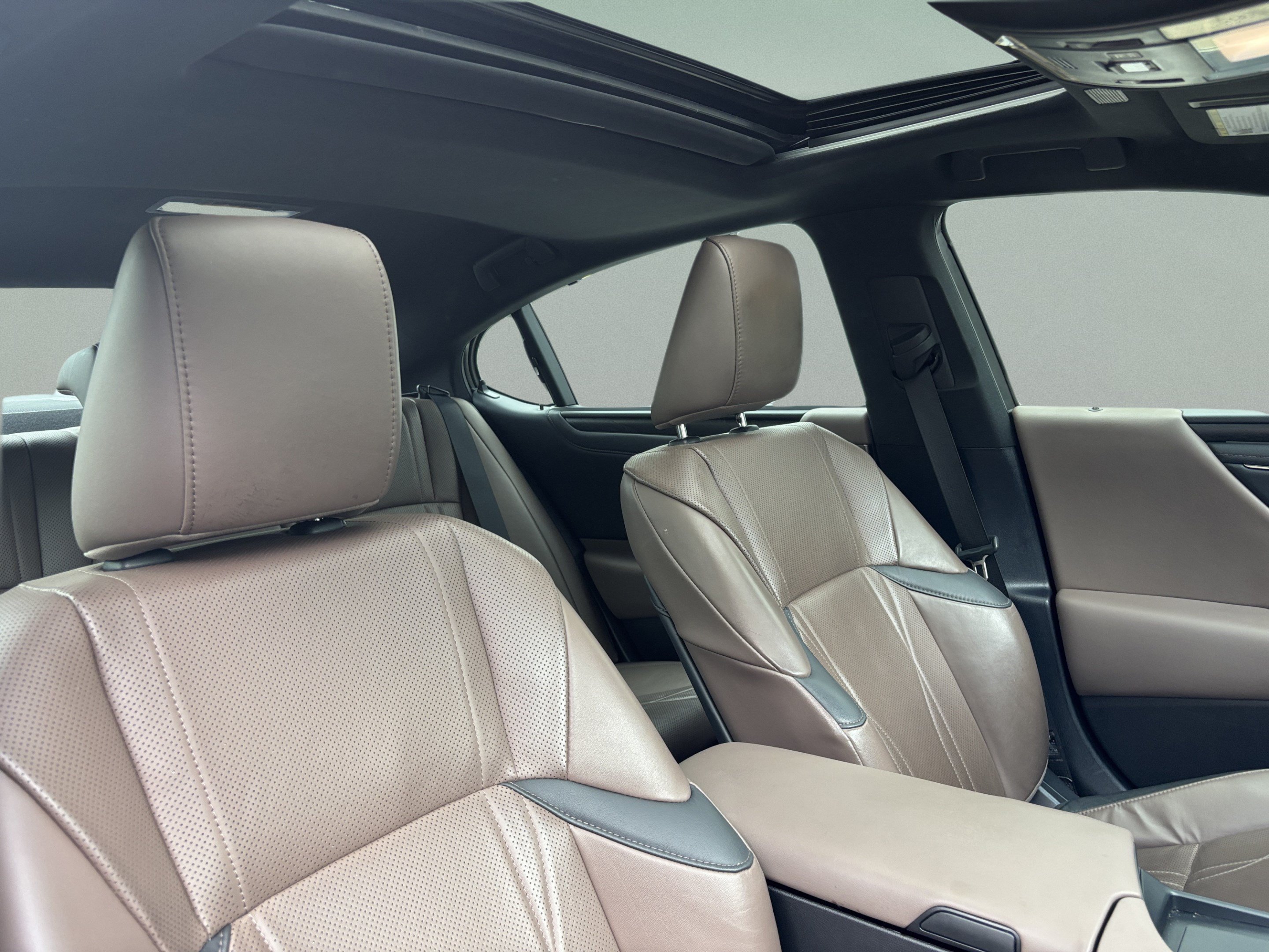 Used 2024 Lexus ES 300h Ultra Luxury w/ Accessory Package (Z2) FWD image 23