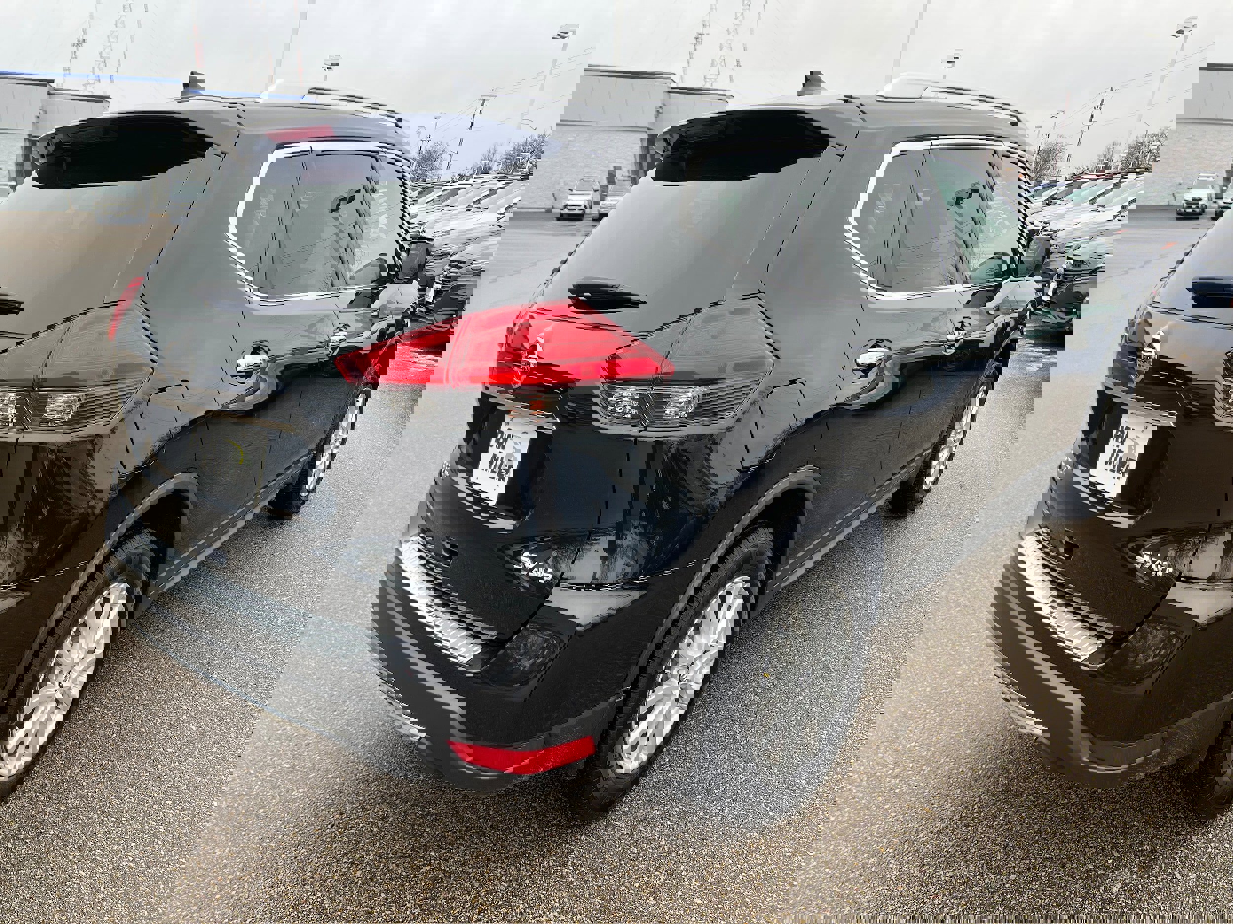 Used 2017 Nissan Rogue SV w/ SV Premium Package image 7