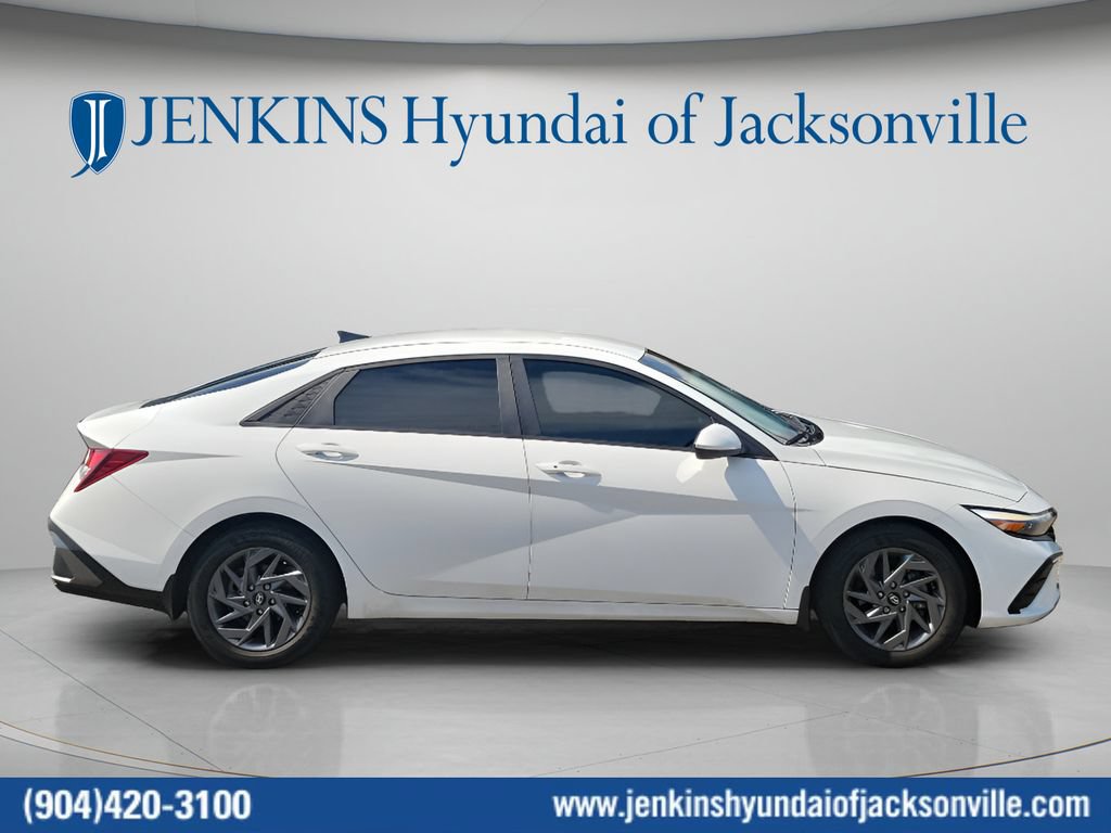 Used 2024 Hyundai Elantra SEL FWD image 2