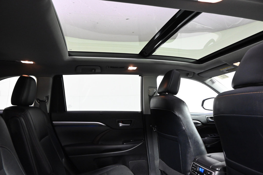Used 2019 Toyota Highlander Limited Platinum AWD/4WD image 17