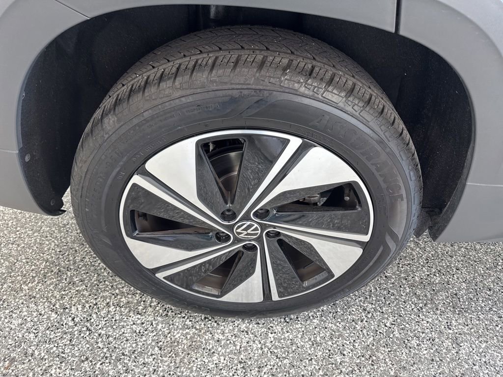Used 2024 Volkswagen Taos SE w/ Panoramic Sunroof Package AWD/4WD image 14
